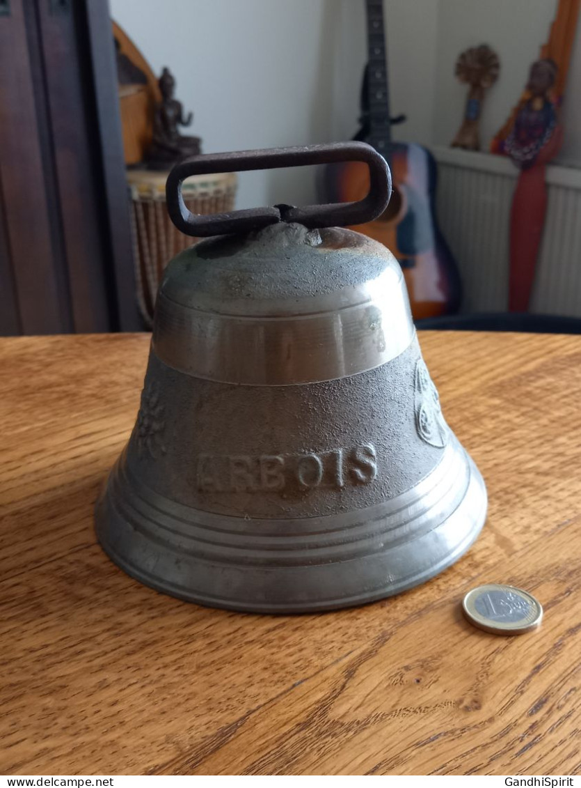 Superbe Cloche De Vache, Sonnaille En Bronze - Marqué Arbois - Son De Grande Qualité - Chamois, Edelweiss - Campane