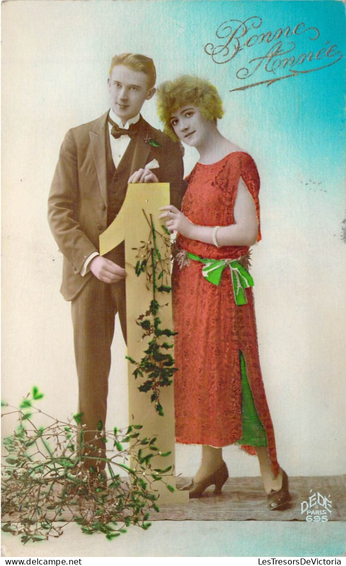 COUPLES - Un Couple Debout Tenant Le Chiffre 1 - Gui - Houx - Carte Postale Ancienne - Coppie