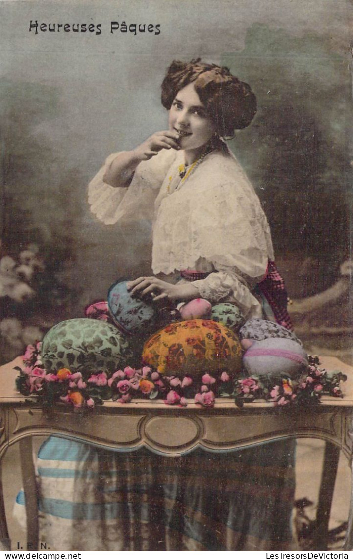 FETES & VOEUX - Femme Assise Devant Une Table Remplie D'oeufs - Joyeuses Paques - Carte Postale Ancienne - Saint-Nicolas