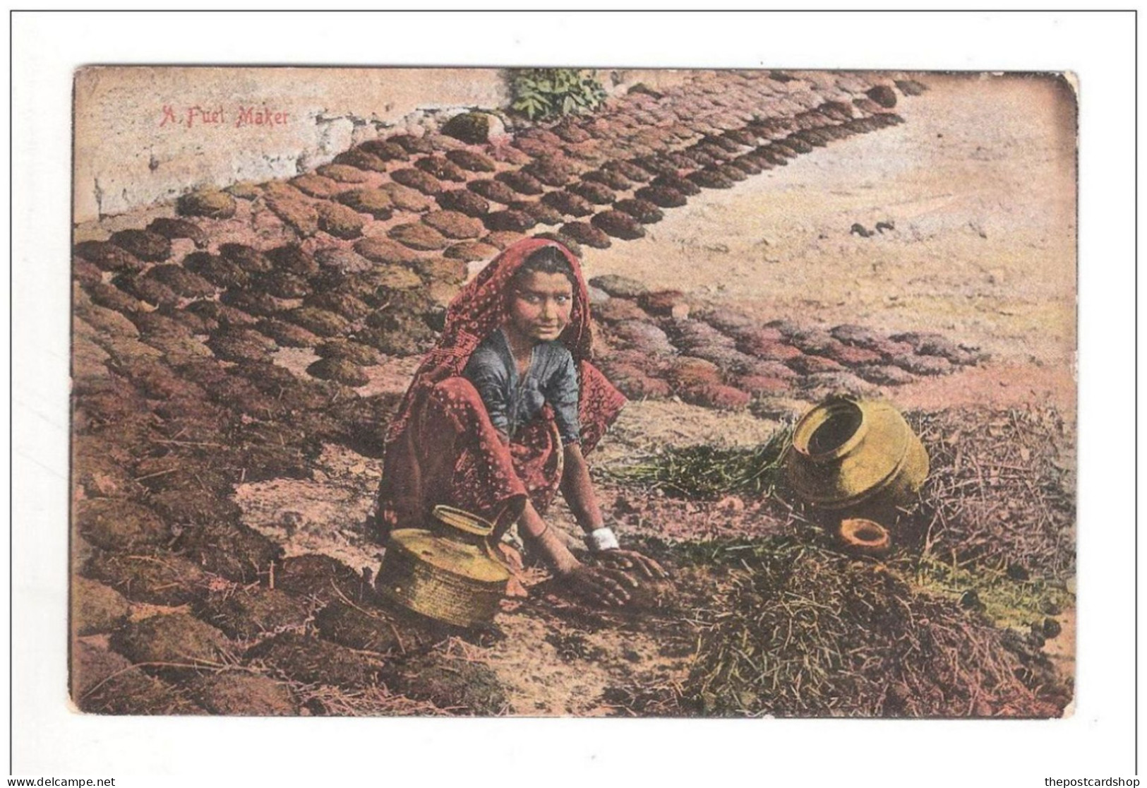 A FUEL MAKER Women Molds Peat In Large Pie-shapes India Old Postcard - Indien