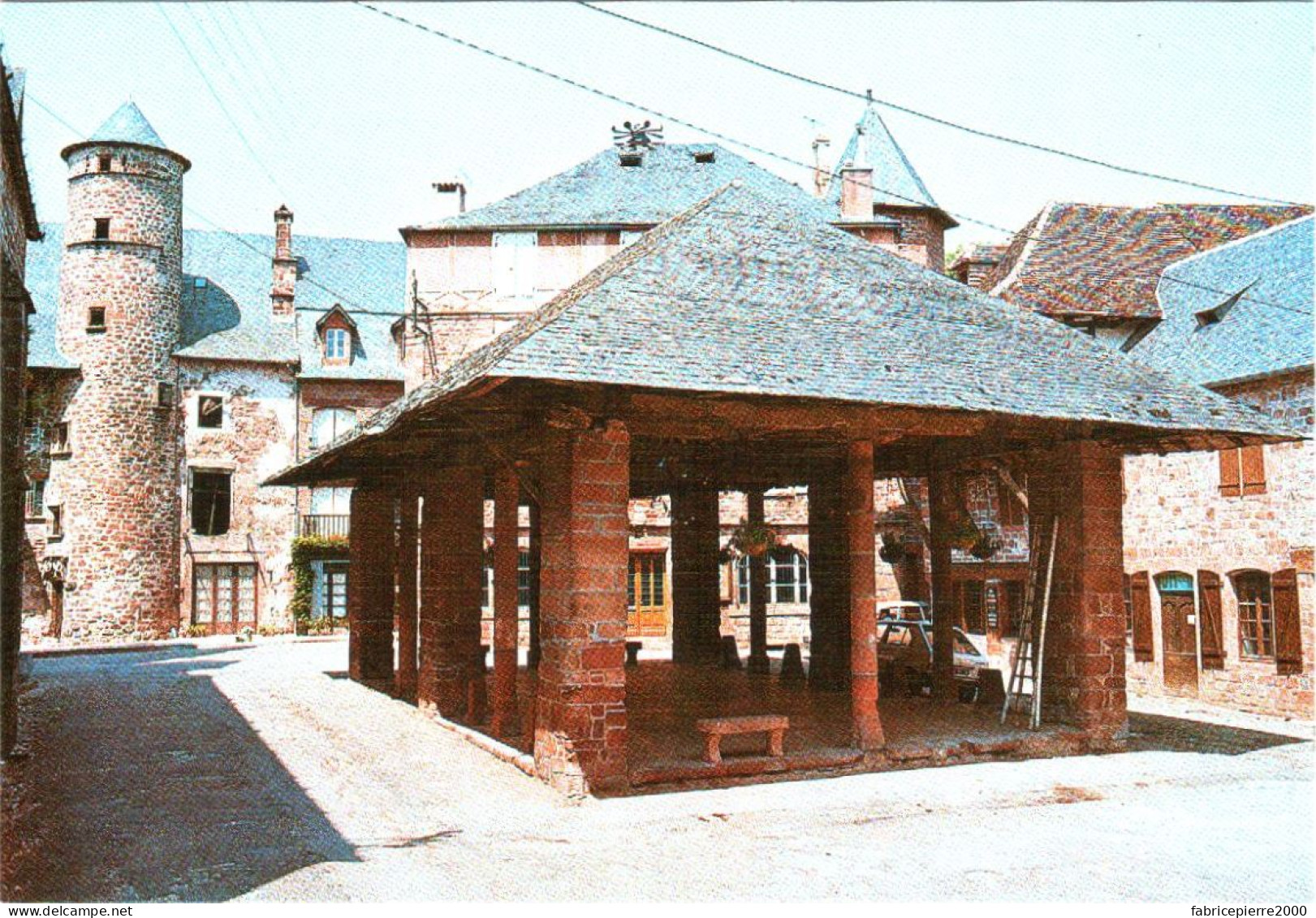 CPM 19 (Corrèze) Meyssac - La Halle Aux Grains, Village Bâti En Grès Rouge TBE - Piazze Di Mercato