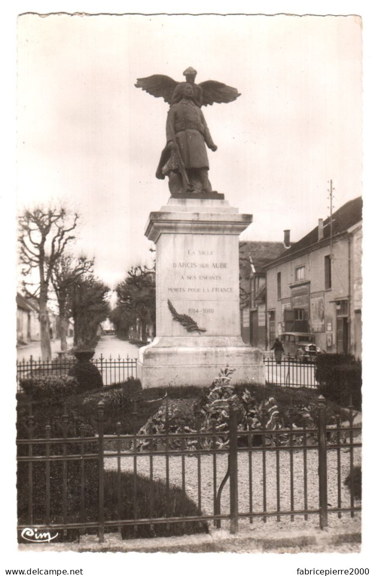 CPSM 10 (Aube) Arcis-sur-Aube - Le Monument Aux Morts TBE - Monuments Aux Morts