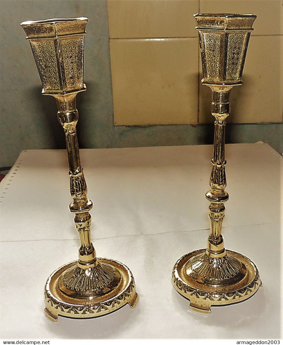 ANCIENNE PAIRE DE BOUGEOIRS EN BRONZE DORE CISELE PROPRES TBE VOIR DETAILS - Chandeliers, Candelabras & Candleholders