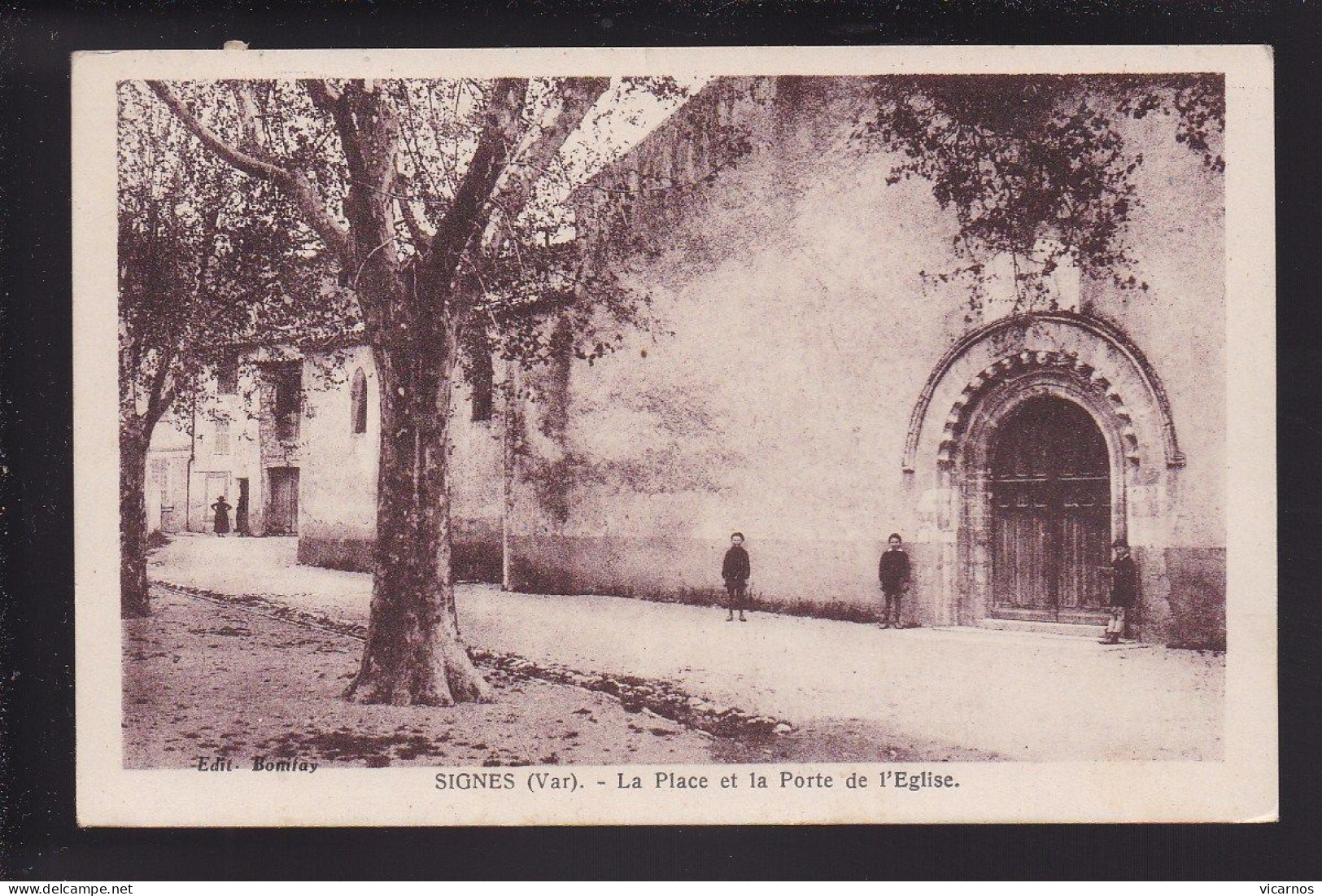 CP 83 SIGNES La Place Et La Porte De L'église - Signes