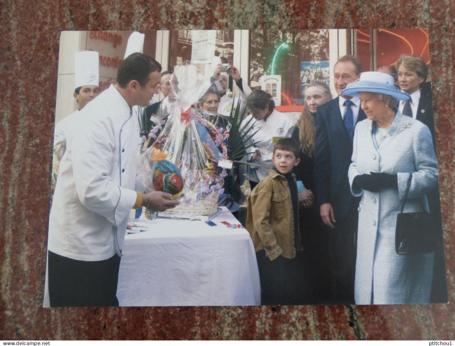 3 Cartes De La Reine Elisabeth II En Visite à PARIS Rue Montorgueil Le 6 Avril 2004 - Collections & Lots