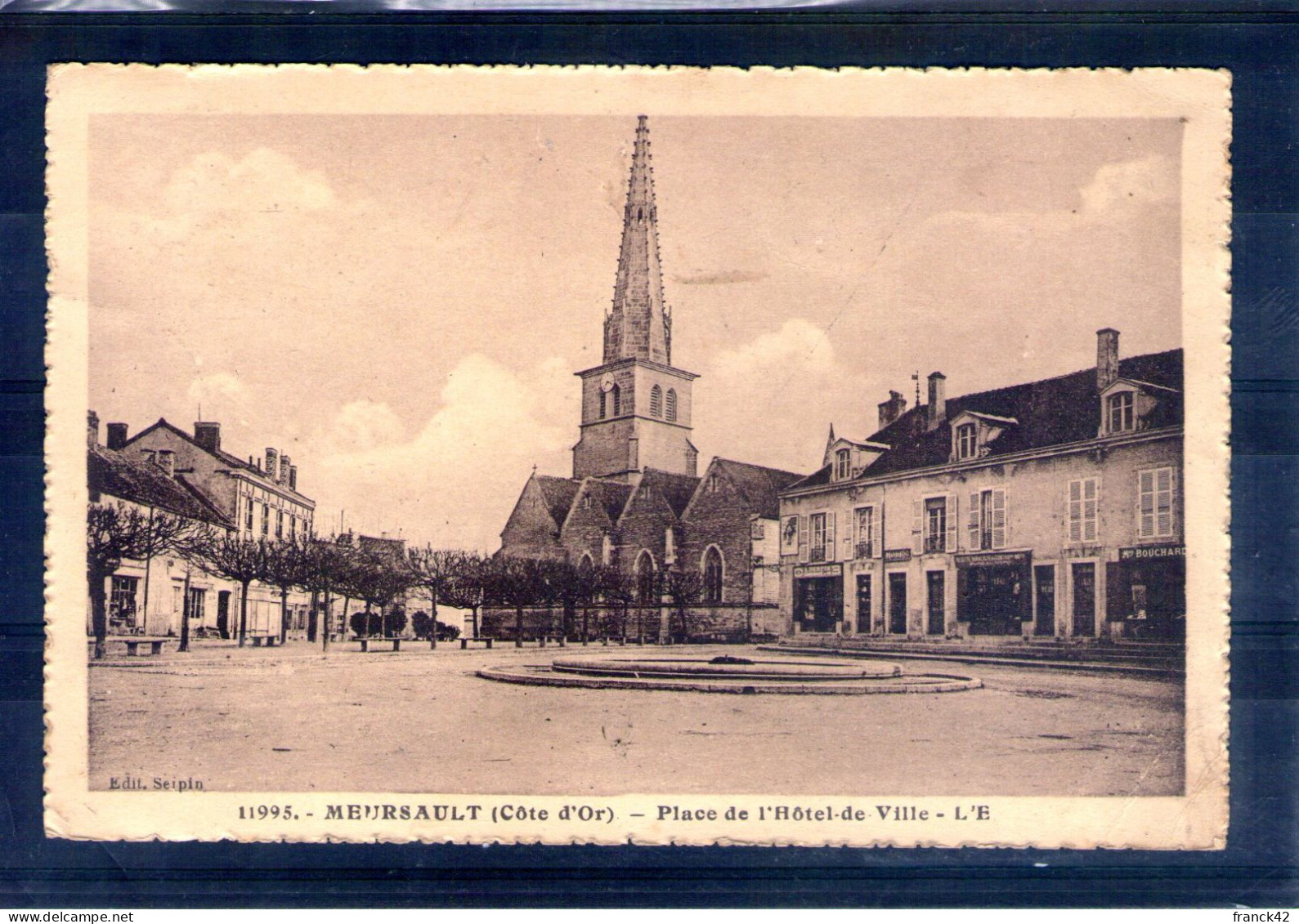 21. Meursault. Place De L'hôtel De Ville. Coin Bas Droit Abimé - Meursault