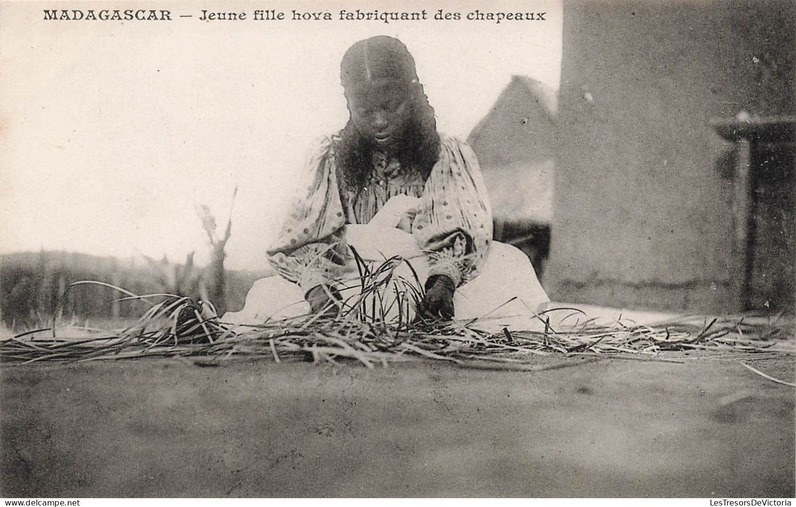 Madagascar - Jeune Fille Hoya Fabriquant Des Chapeaux - Messageries Maritimes - Carte Postale Ancienne - Madagascar