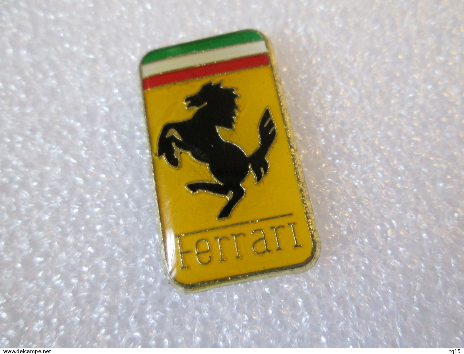 PIN'S   LOGO  FERRARI   27x16mm - Ferrari