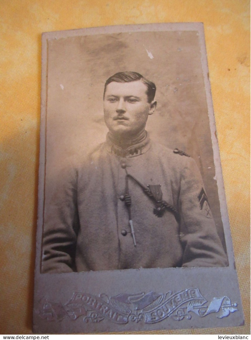 Photo Ancienne/ Militaria /Sous Officier En Buste Du 44 éme Avec Croix De Guerre Et Citation/Vers 1914-1918     PHOTN551 - Tobacco