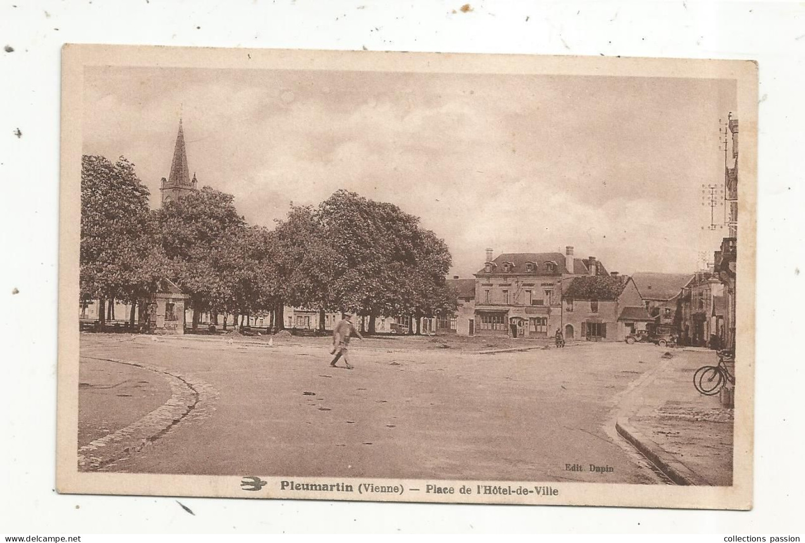 JC, Cp, 86, PLEUMARTIN, Place De L'hôtel De Ville , écrite 1937 - Pleumartin