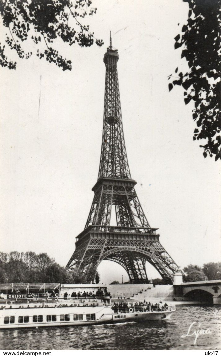 - 75 - PARIS. - La Tour Eiffel Et Le Bateau-Mouche Parisien - Carte Photo - - Tour Eiffel