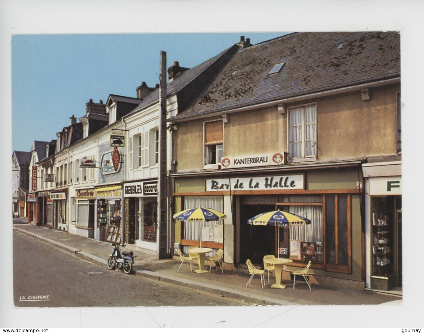 Goderville - Place Godard Des Vaux - Bar De La Halle (cp N°20 Cigogne) Mobylette - Goderville