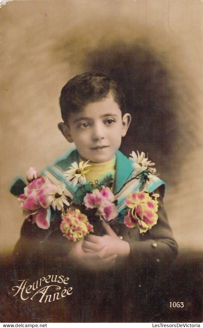ENFANT - Portrait - Enfant - Garçon Aux Fleurs Souhaite Une Heureuse Année - Carte Postale Ancienne - Retratos