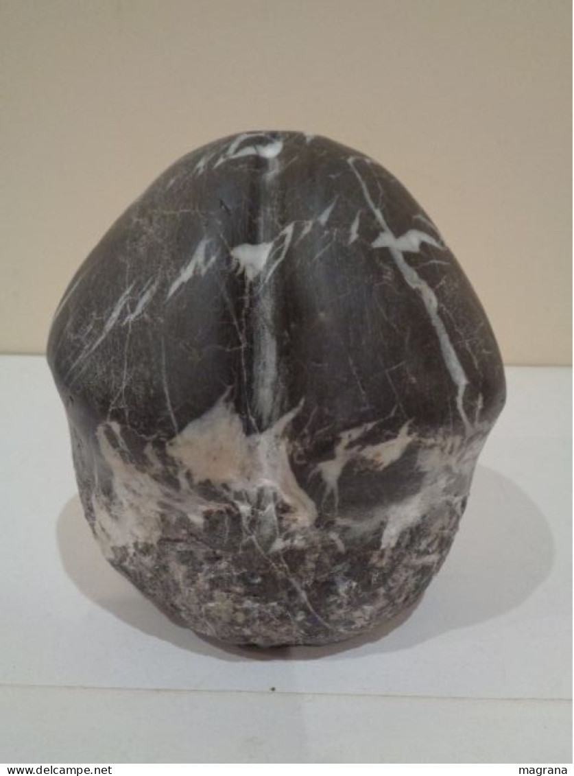 Escultura Erótica De Piedra Caliza Con Vetas De Calcita Representando Un Pene O Glande. - Pietre E Marmi