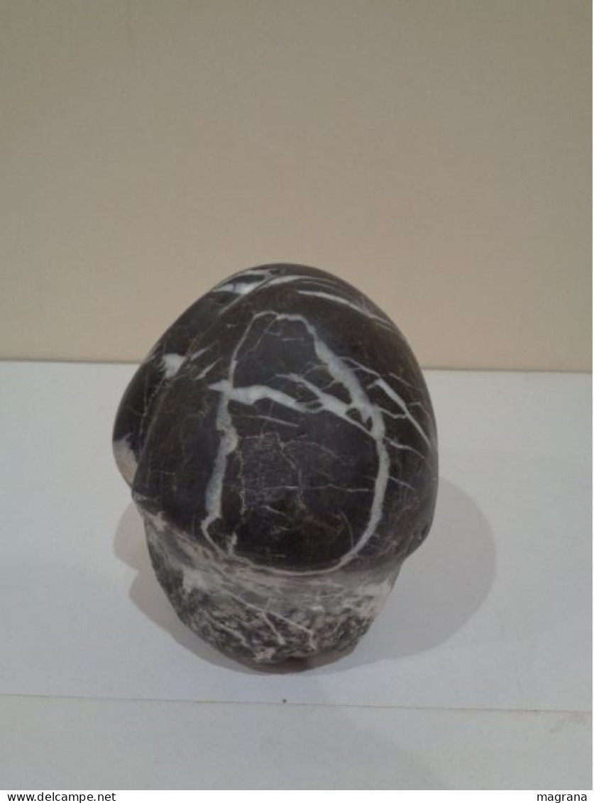 Escultura Erótica De Piedra Caliza Con Vetas De Calcita Representando Un Pene O Glande. - Stone & Marble