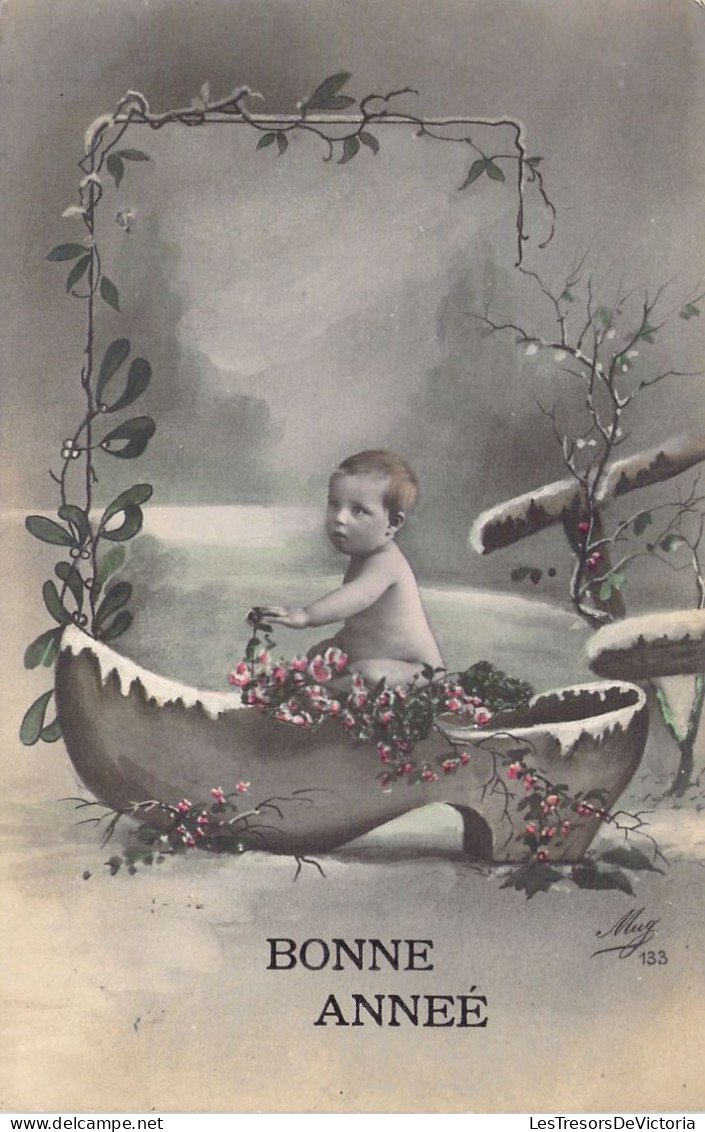 ENFANT - Jeune Enfant Dans Un Soulier - Carte Postale Ancienne - Portraits