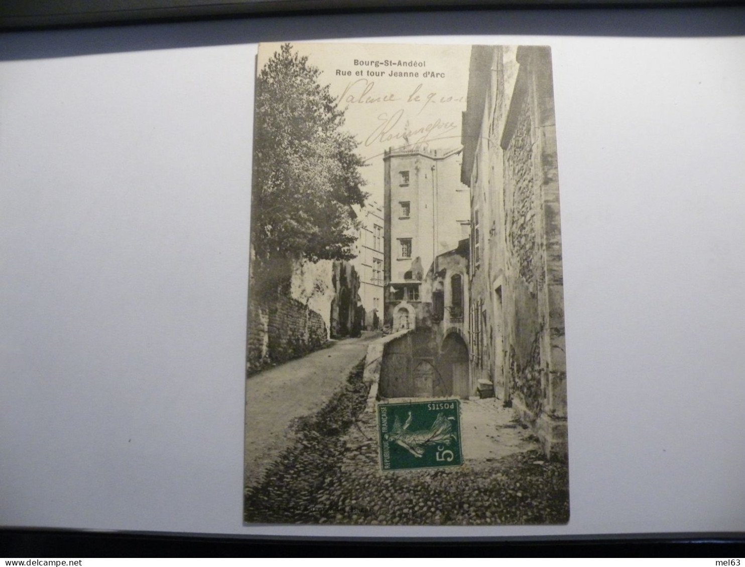 A528.  CPA. 07. BOURG-SAINT-ANDEOL. (Ardèche). Rue Et Tour Jeanne D'Arc. Beau Plan . Ecrite & Voyagée 1910 - Bourg-Saint-Andéol