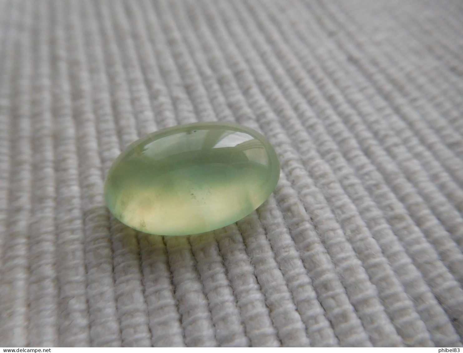 Cabochon de Prehnite verte, taille ovale 8.50 carats. CL17