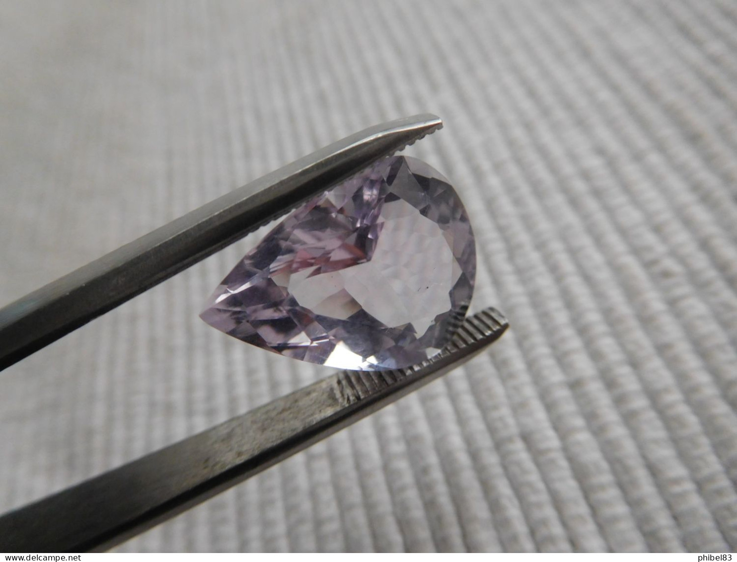 Grosse amethyste naturelle de couleur mauve, taille poire 8.73 carats. CL18