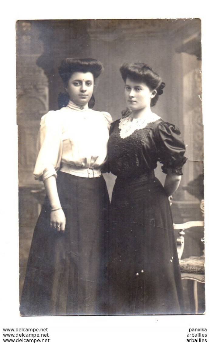 Fontaine-l'Eveque. Jeunes Filles à  Mr Le Percepteur Des Postes A Fontaine L'Eveque. Carte Photo. - Fontaine-l'Evêque