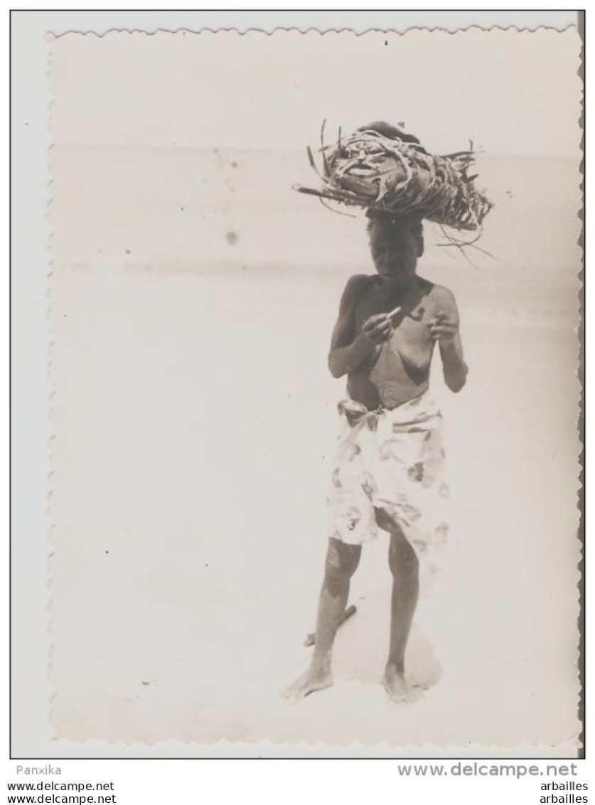 Afrique . Vieille Femme Sur La Plage. Nu Ethnique. - Non Classés