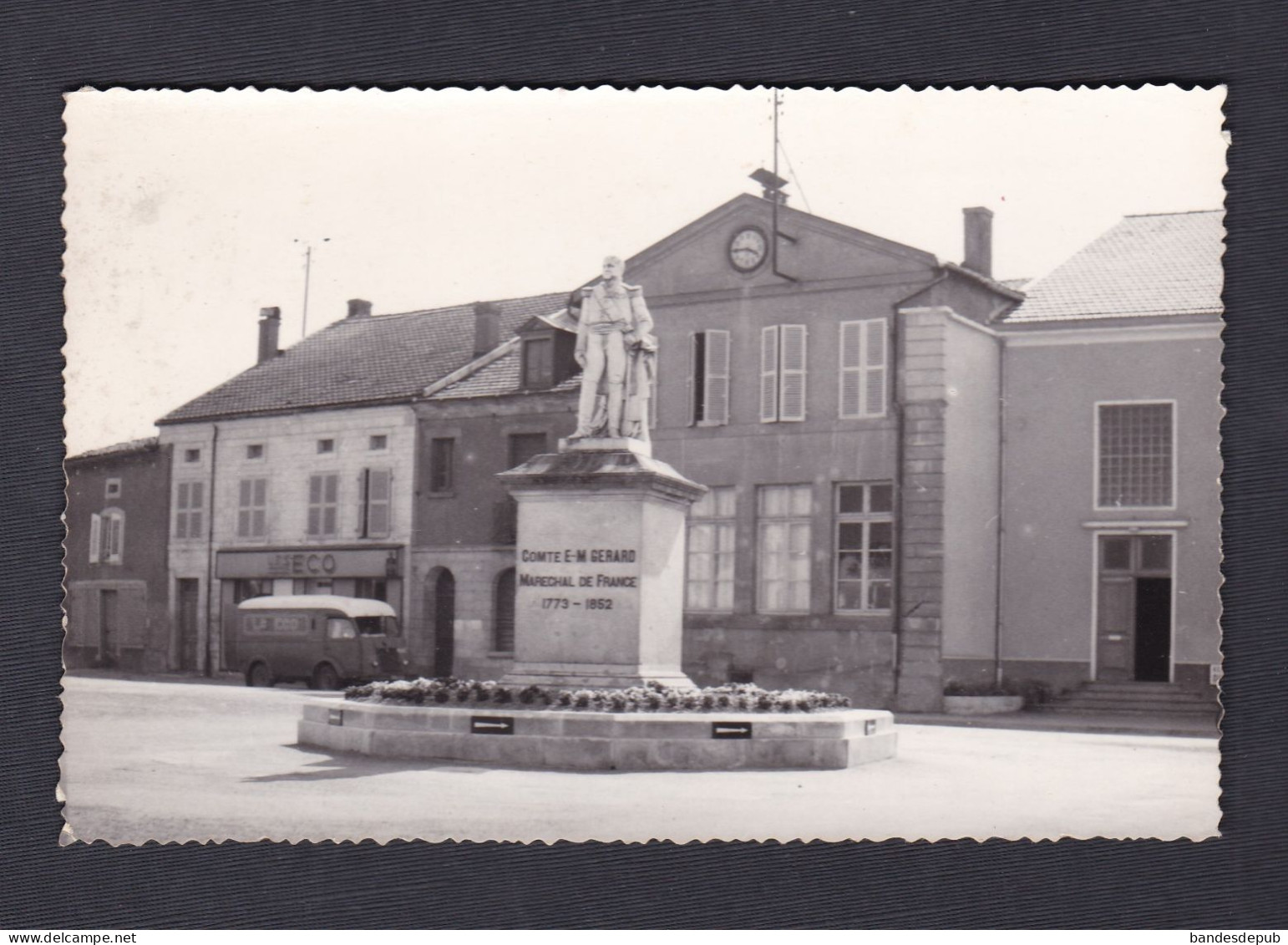 Damvillers ( Meuse 55) Statue Du Comte Gerard Magasin Et Camionnette Les Eco ( Contant Vouziers 56132) - Damvillers