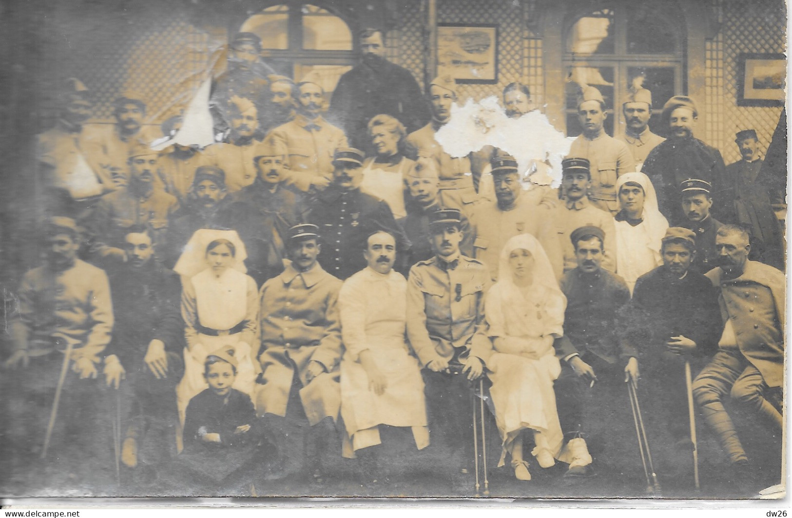 Photo De Groupe à Identifier - Militaires Blessés Et Infirmières Dans Un Hôpital à Vichy (Hôtel Des Deux Mondes?) - Personen