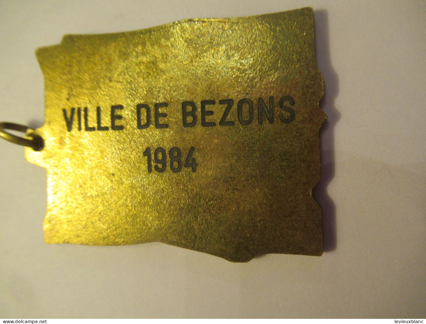 Pétanque/ Ville De BEZONS /Bronze Doré Et Peint/ Joeur Lançant Sa Boule/1984       SPO413 - Boule/Pétanque