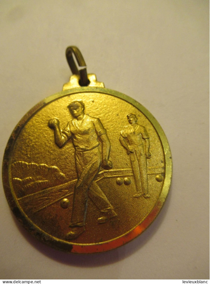 Pétanque/ Médaille De Sport/ Un Joueur Va Pointer  / Vers 1950-1980       SPO415 - Bocce