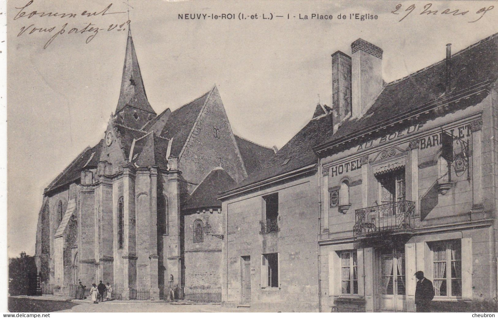 37. NEUVY LE ROI. CPA.  LA PLACE DE L'EGLISE. "AU BOEUF " HOTEL BARILLET. ANNEE 1905 + TEXTE - Neuvy-le-Roi