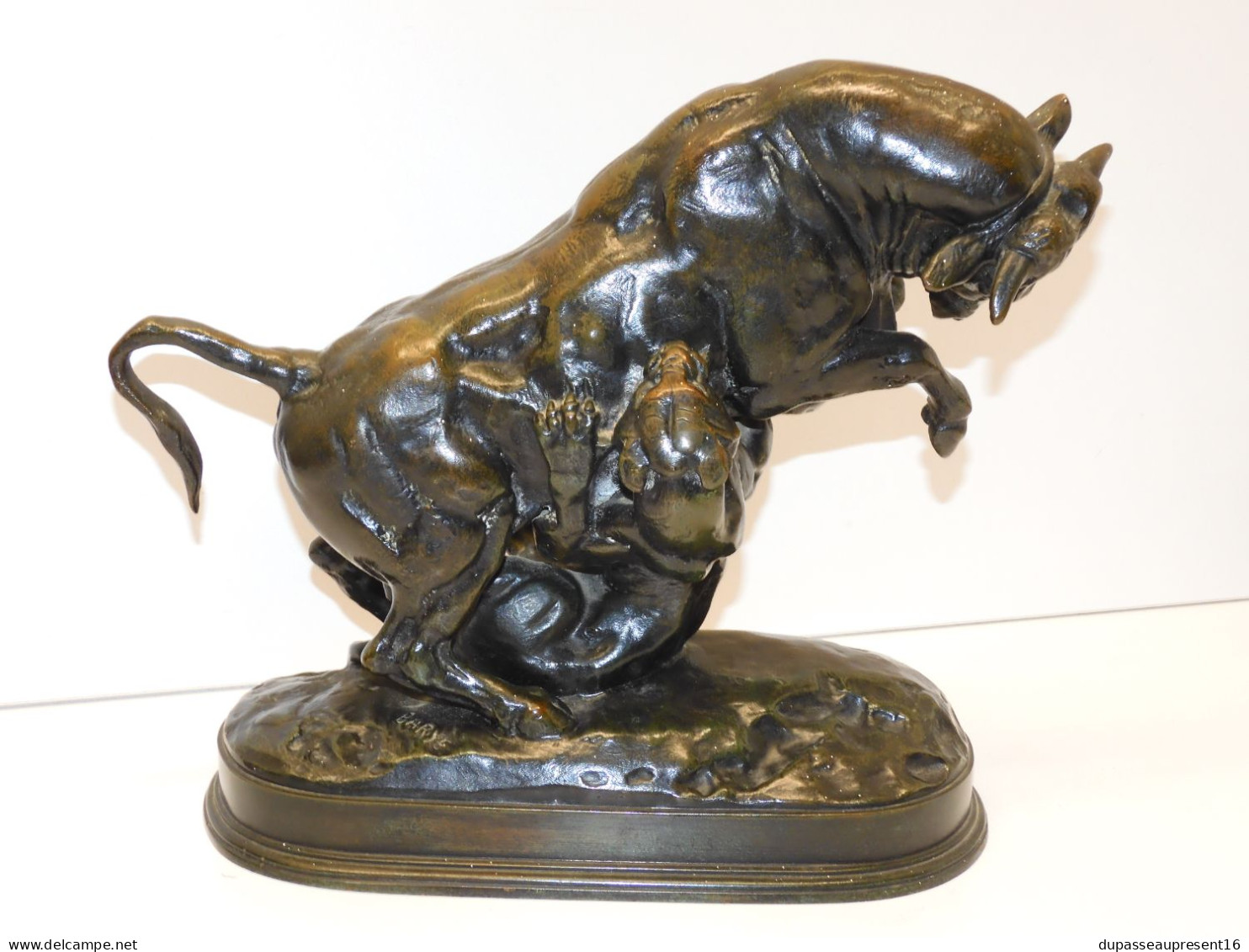 -SUJET SCULPTURE BRONZE SIGNE BARYE F BARBEDIENNE FONDEUR TAUREAU ET TIGRE E - Brons