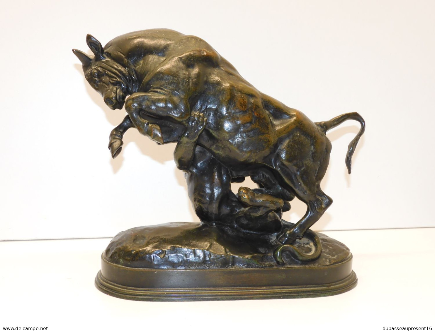 -SUJET SCULPTURE BRONZE SIGNE BARYE F BARBEDIENNE FONDEUR TAUREAU ET TIGRE E