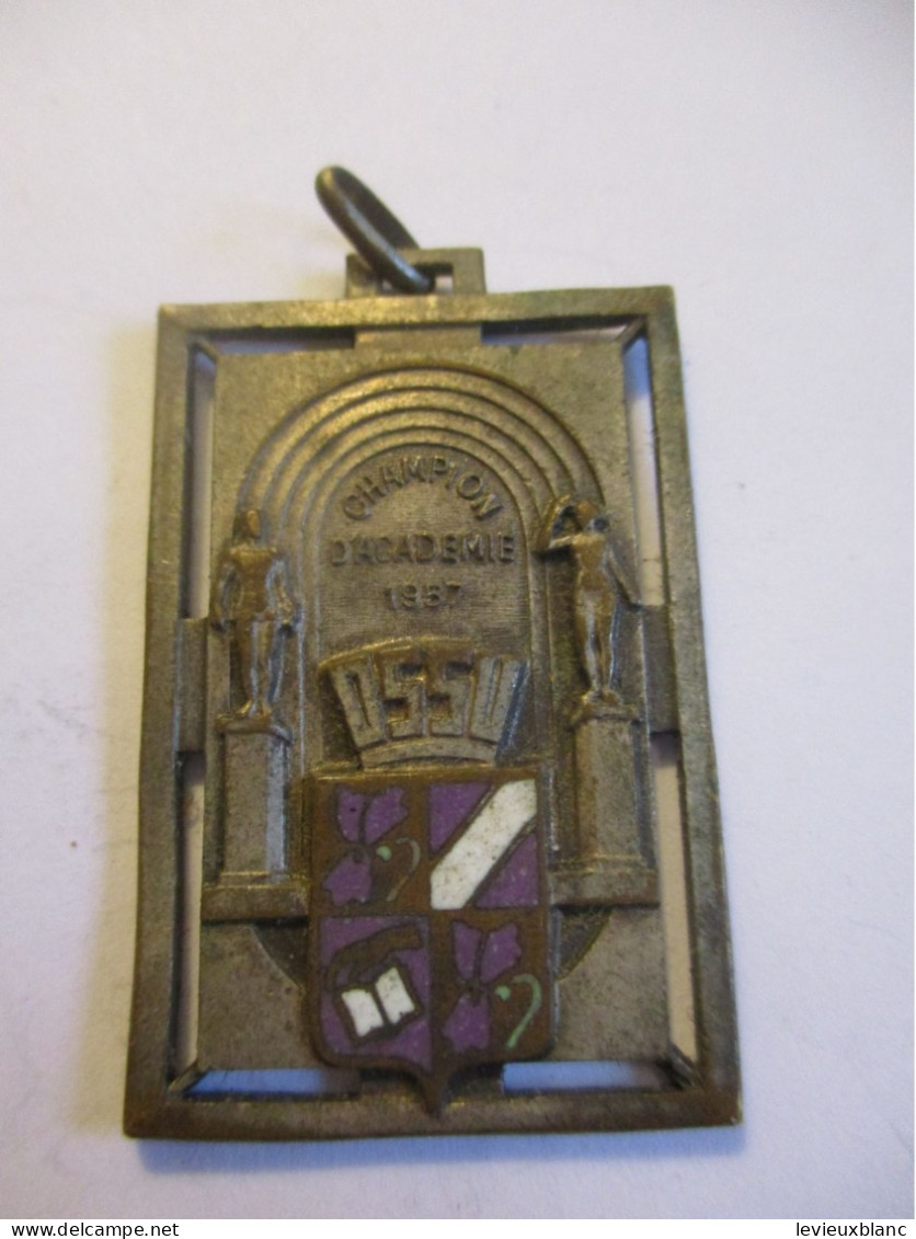 Médaille De Sport/Athlétisme/OSSU/Champion D'Académie /avec écusson émaillé/1957        SPO427 - Athlétisme
