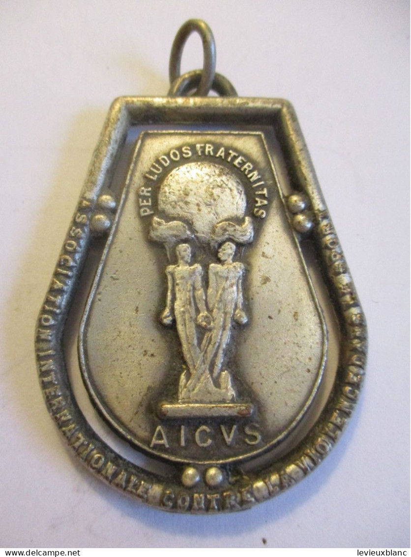 Médaille De Sport/Football/Printemps Du Football,FFF/AIGVS/ Ass.Inter.contre Violence Dans Sport / 1980-1985      SPO428 - Athletics