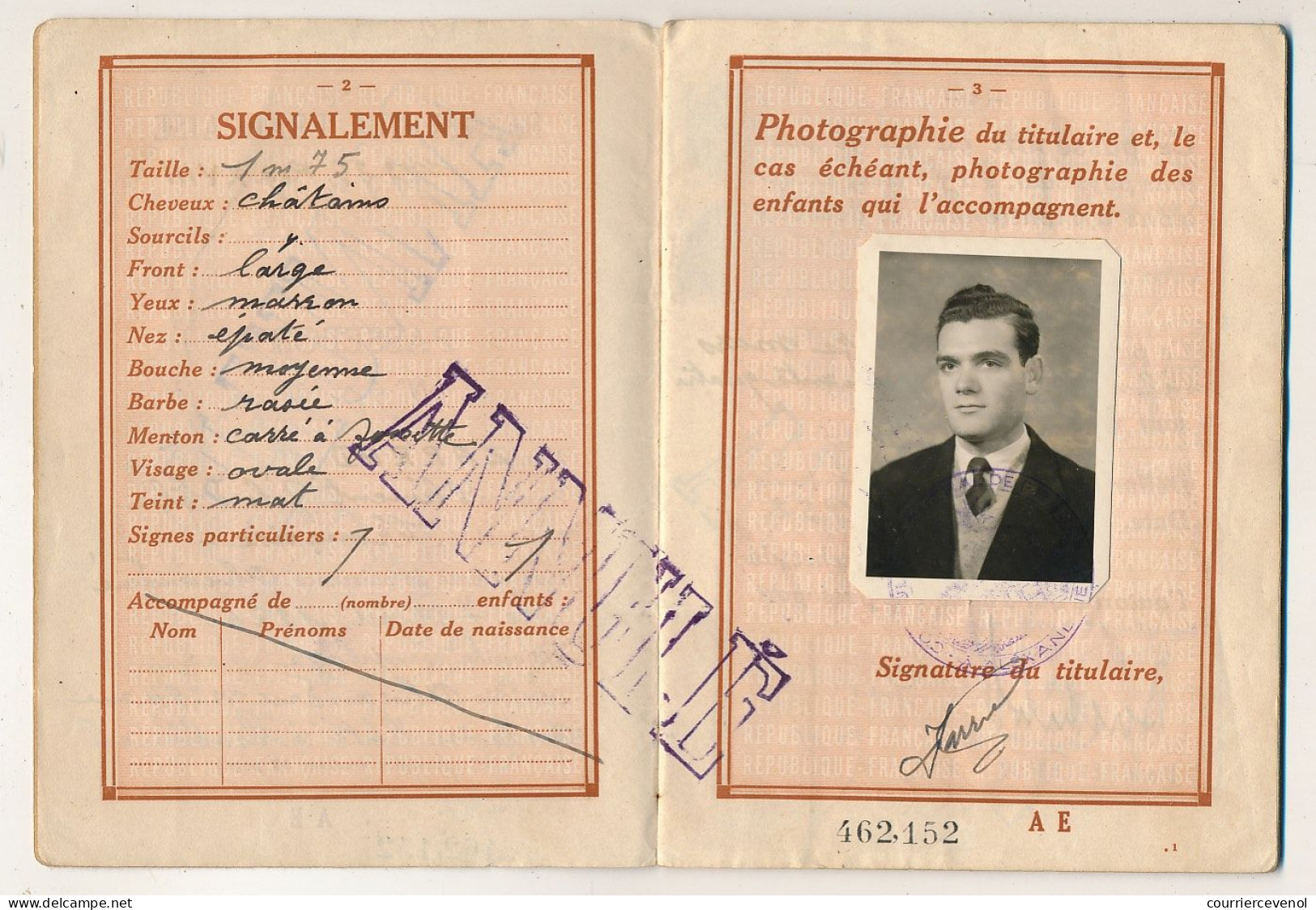 FRANCE - Passeport Délivré Par Le Consulat D'ALEXANDRIE (Egypte) - 1952/1956 - Fiscaux Type Daussy / Affaires étrangères - Briefe U. Dokumente