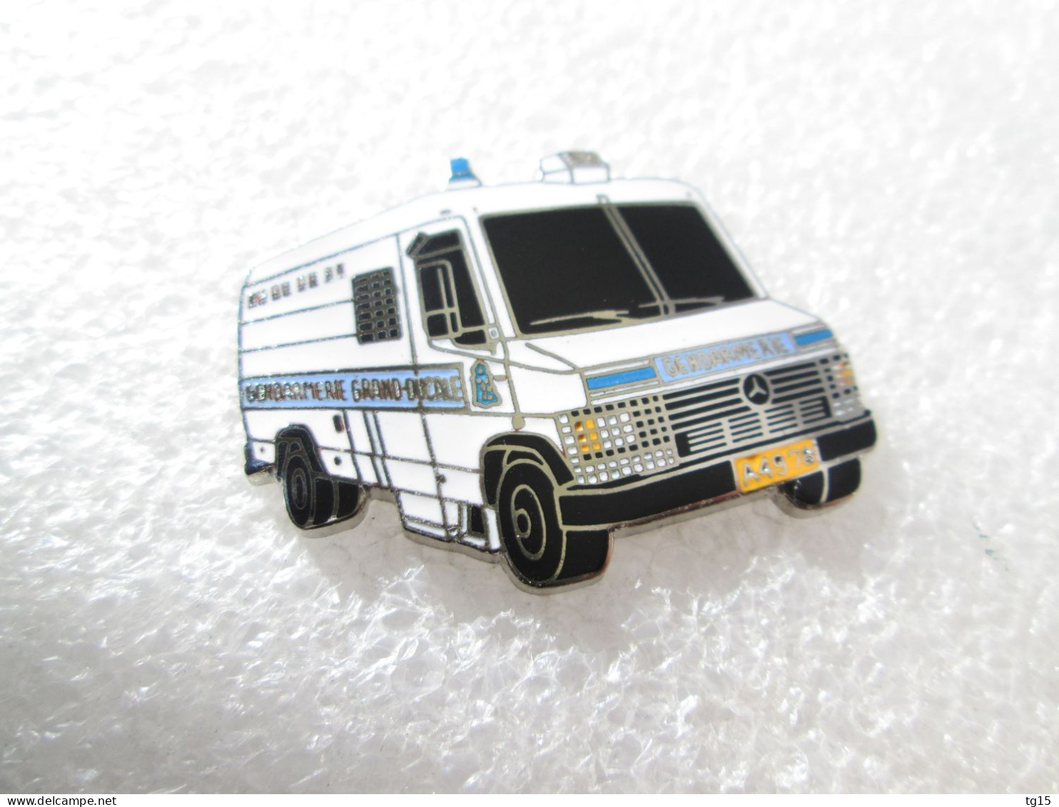 PIN'S    FOURGON MERCEDES-BENZ   GENDARMERIE  LUXEMBOURG  Email Grand Feu  DEHA - Mercedes