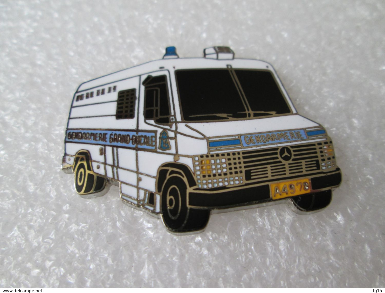 PIN'S    FOURGON MERCEDES-BENZ   GENDARMERIE  LUXEMBOURG  Email Grand Feu  DEHA - Mercedes