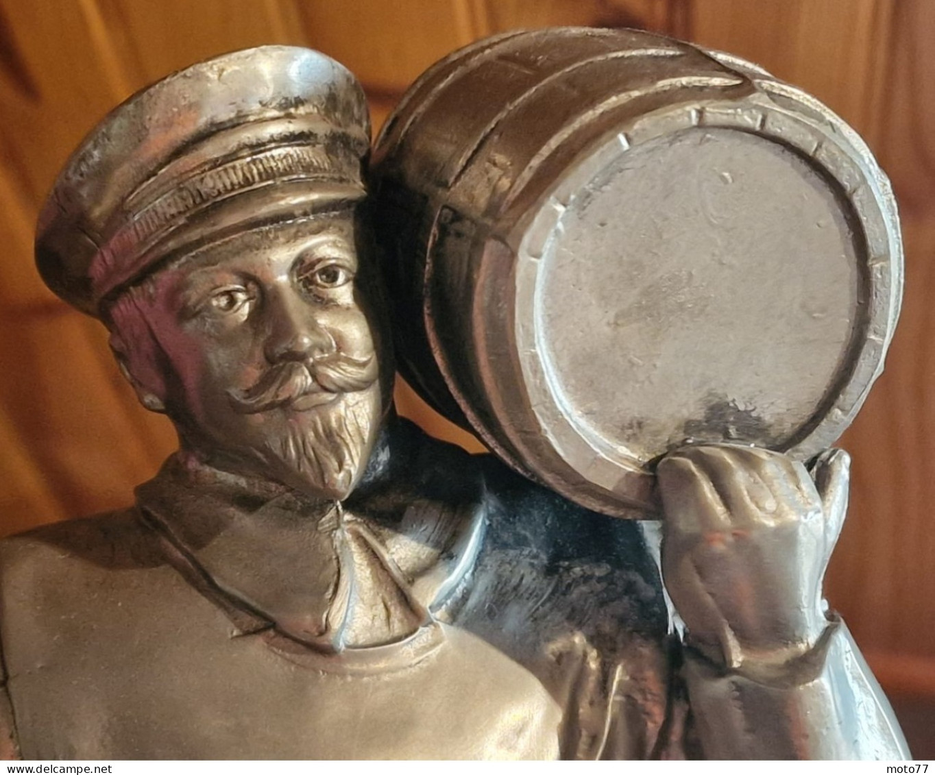 Statuette En ETAIN - Homme Portant Un Tonneau - Décoration Hauteur 33 Cm - Poinçon Tête De Roi F C - Vers 1970 - Tins