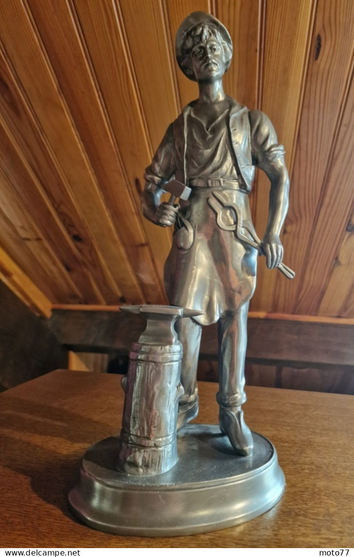 Statuette En ETAIN - Homme Forgeron Outils Marteau Pince- Décoration Hauteur 43 Cm - Poinçon Tête De Roi F C - Vers 1970 - Tins
