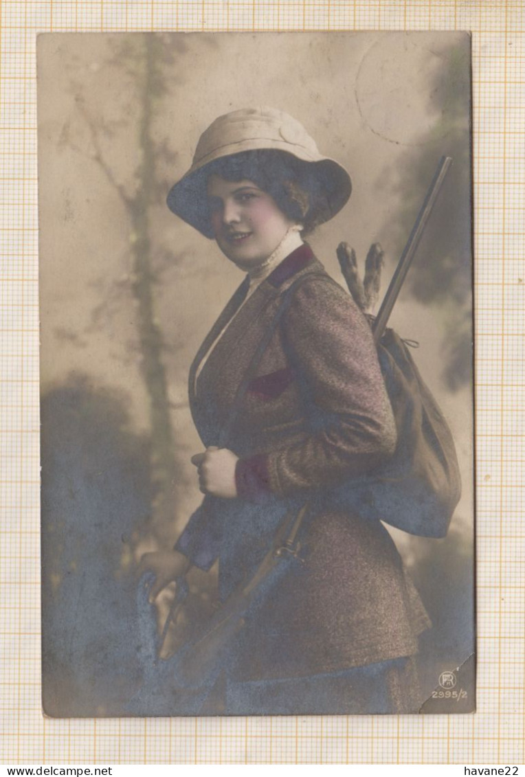 23D393 FEMME AU CHAPEAU COSTUME DE CHASSE - Frauen