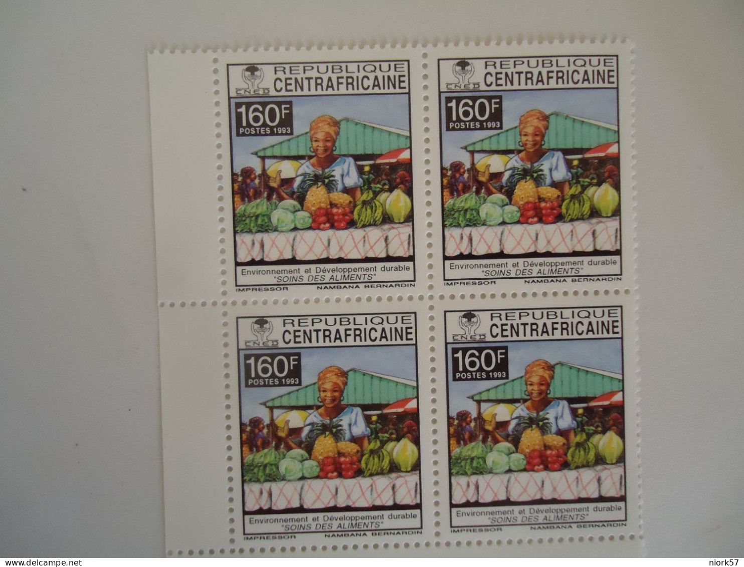 CENTRAL AFRICAN   CENRAFRICAINE   MNH STAMPS  BLOC OF 4 WOMEN AND FRUITS - Autres & Non Classés