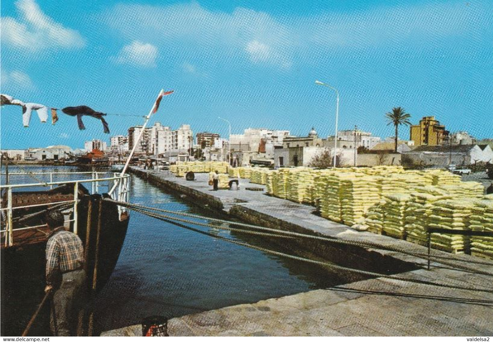 MARSALA - TRAPANI - IL PORTO - SULLA BANCHINA AMMASSO DI SACCHI DI ZOLFO DA CARICARE - MINIERA / MINE - 1978 - Marsala