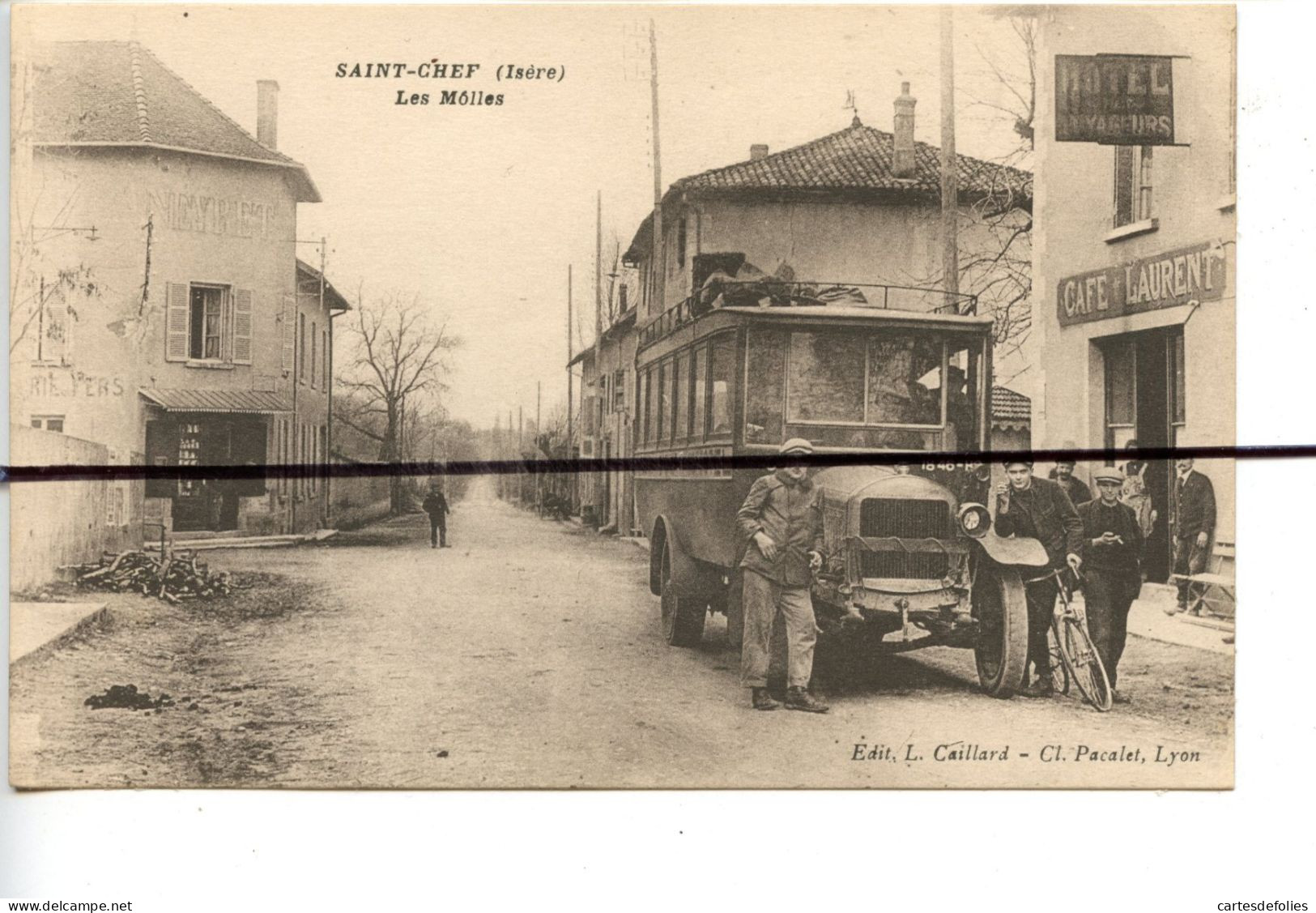 CPA. D38. SAINT-CHEF. LES MOLLES   HOTEL DES VOYAGEURS CAFE LAUENT. Autocar . Edit L CAILLARD PACALET  LYON - Saint-Chef