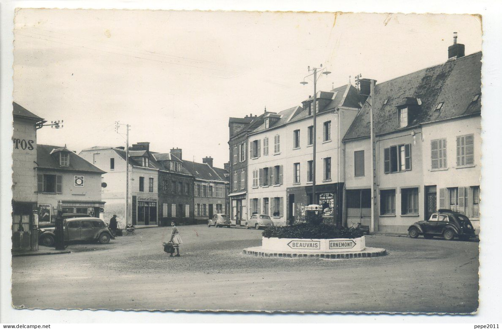 CPA 60 Oise - Songeons - La Place - Garage (Pompe à Essence) Voitures Années 1960 (Traction Citroën) - Vue Peu Commune - Songeons