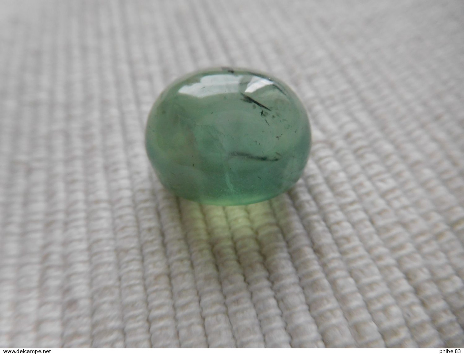 Cabochon de Prehnite verte, taille ovale 21.86 carats. CL21