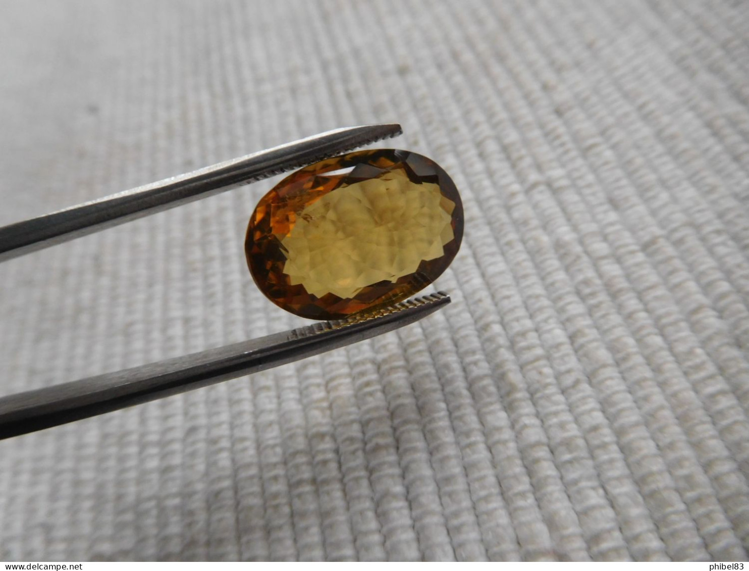 Belle Citrine de 8.60 carats, taille ovale orange a facettes CL22