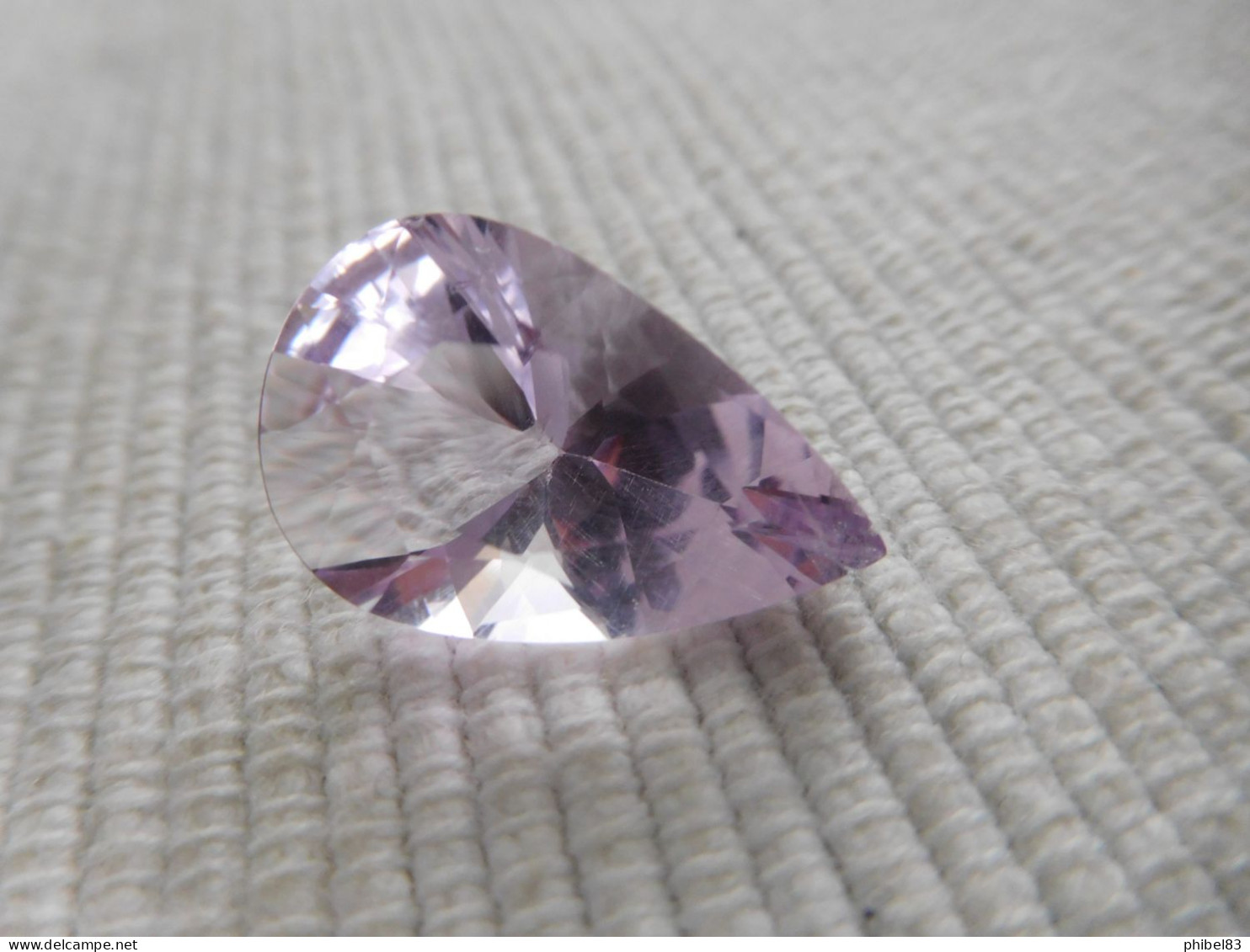 Imposante Amethyste naturelle mauve a facettes, taille ovale 9.49 carats  CL25