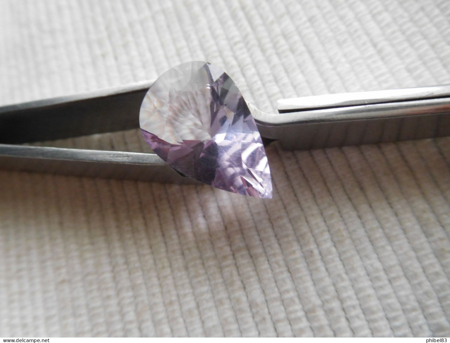 Imposante Amethyste naturelle mauve a facettes, taille ovale 9.49 carats  CL25