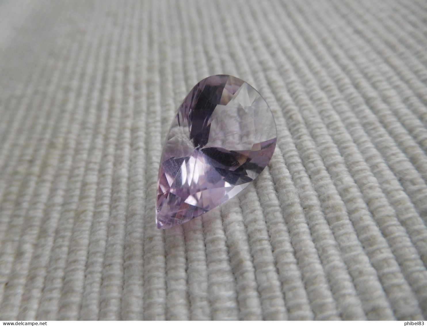 Imposante Amethyste naturelle mauve a facettes, taille ovale 9.49 carats  CL25