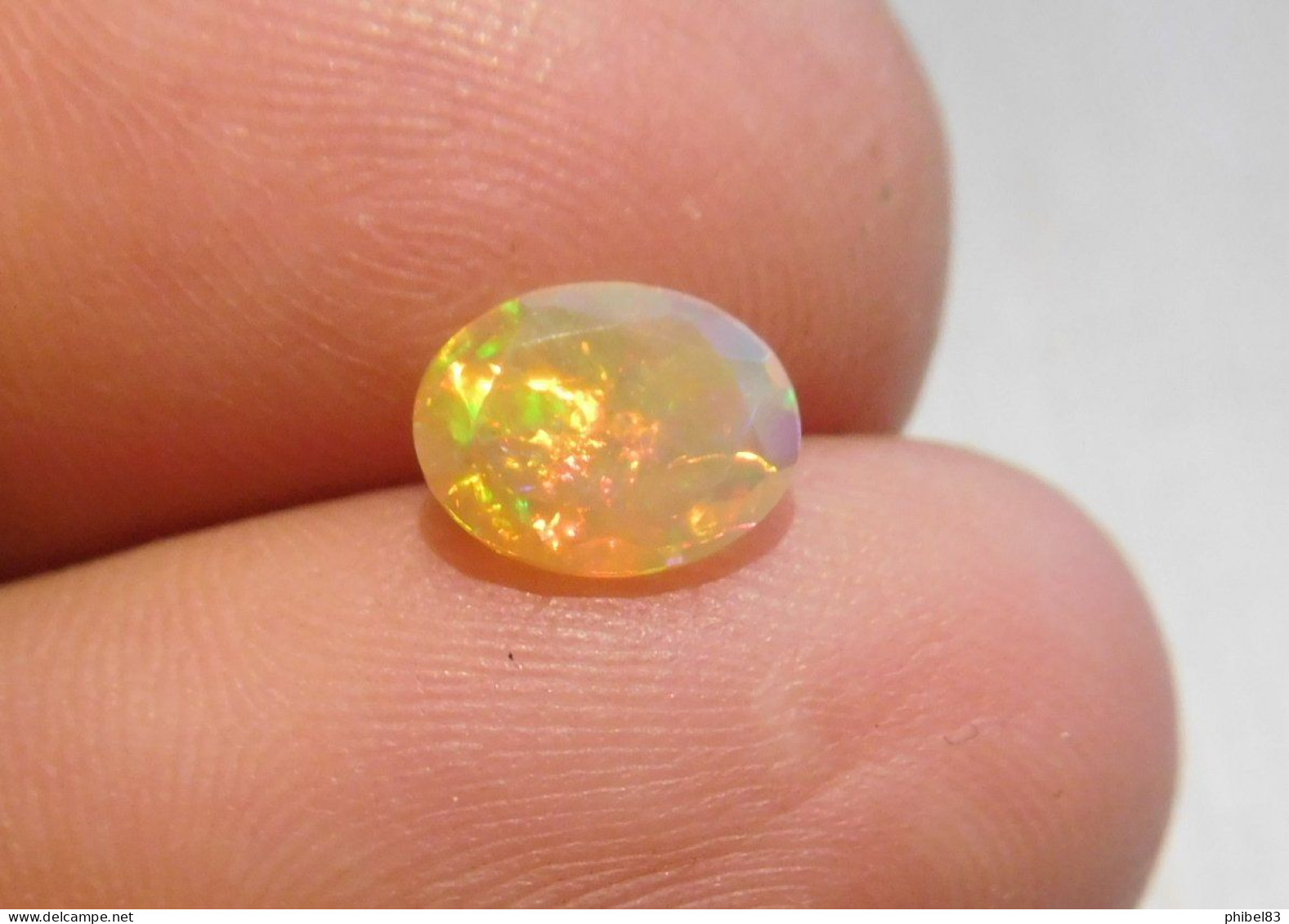 Très belle opale naturelle a facettes, taille ovale 0.61 carat  CL26